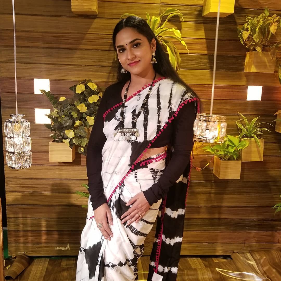 zee telugu tv anchor kasi annapurna in white saree blouse